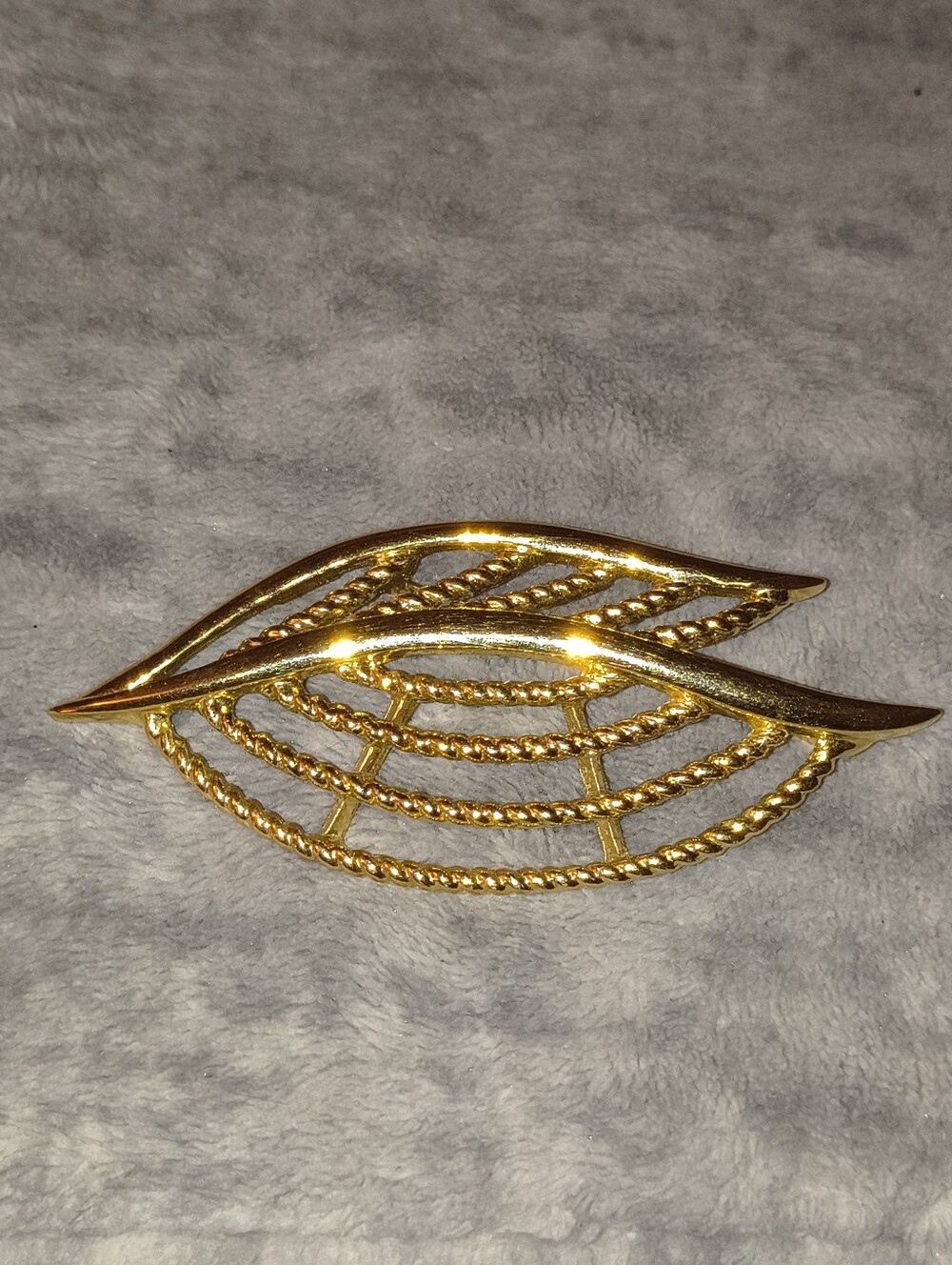 Vintage Gold Leaf-Style Women’s Brooch - Elegant Gold-Tone Jewelry